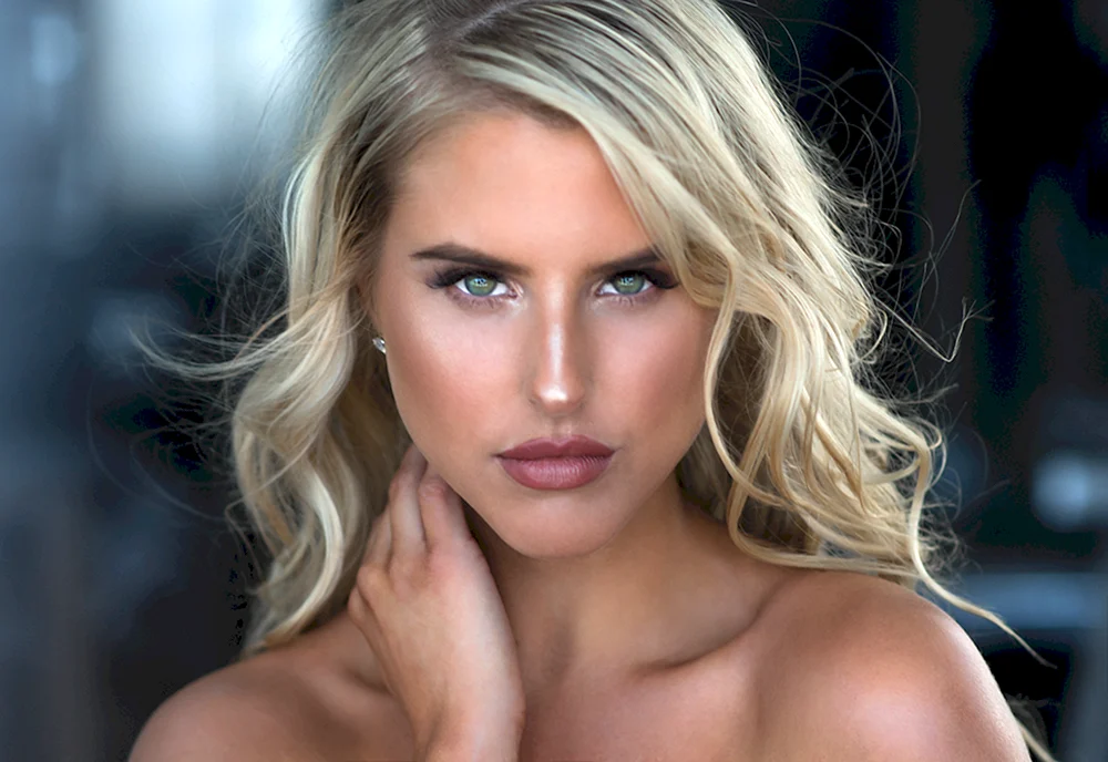 Brennah Black im Badeanzug