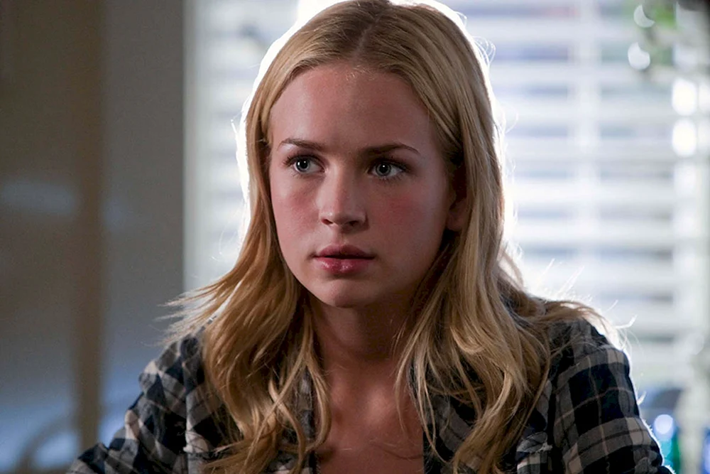 Britt Robertson 2016