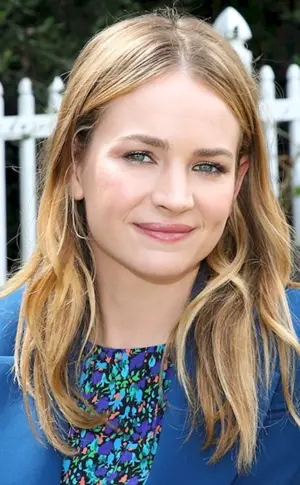 Britt Robertson 2022