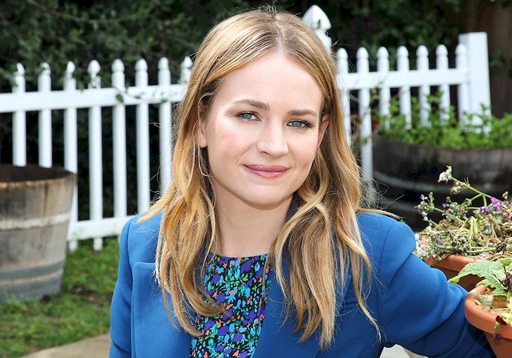 Britt Robertson 2022