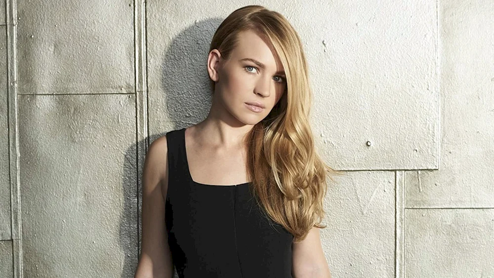 Britt Robertson 2015