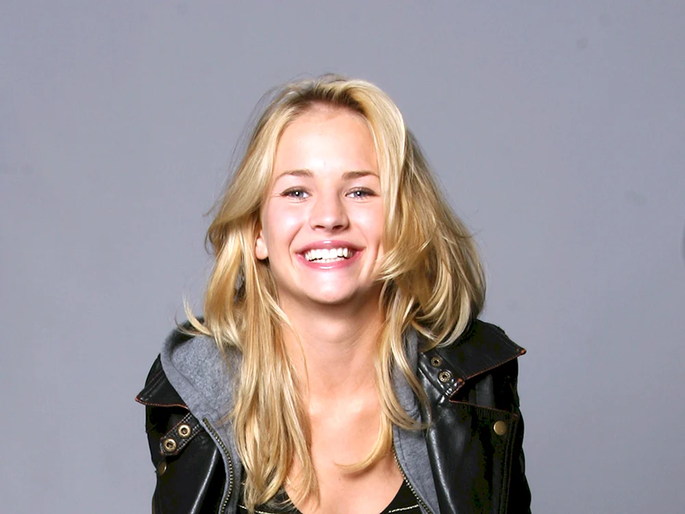 Britt Robertson lächeln