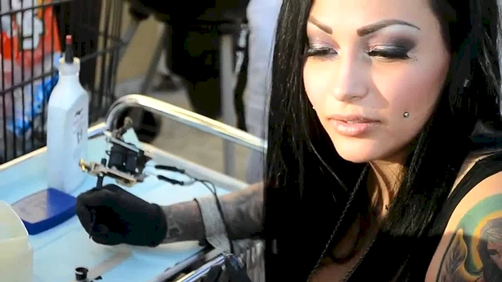 Brittanya Razavi ohne Make-up und Photoshop