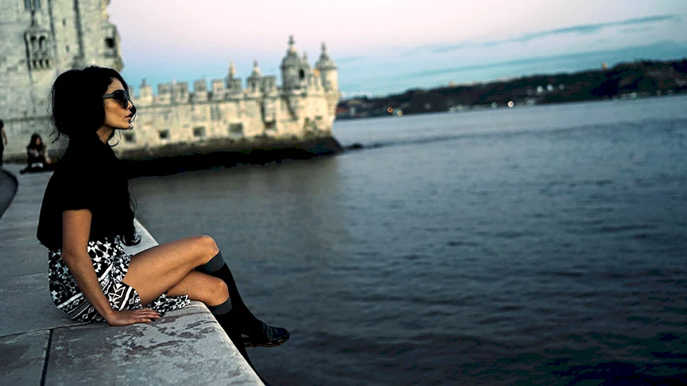 Brunette am Meer