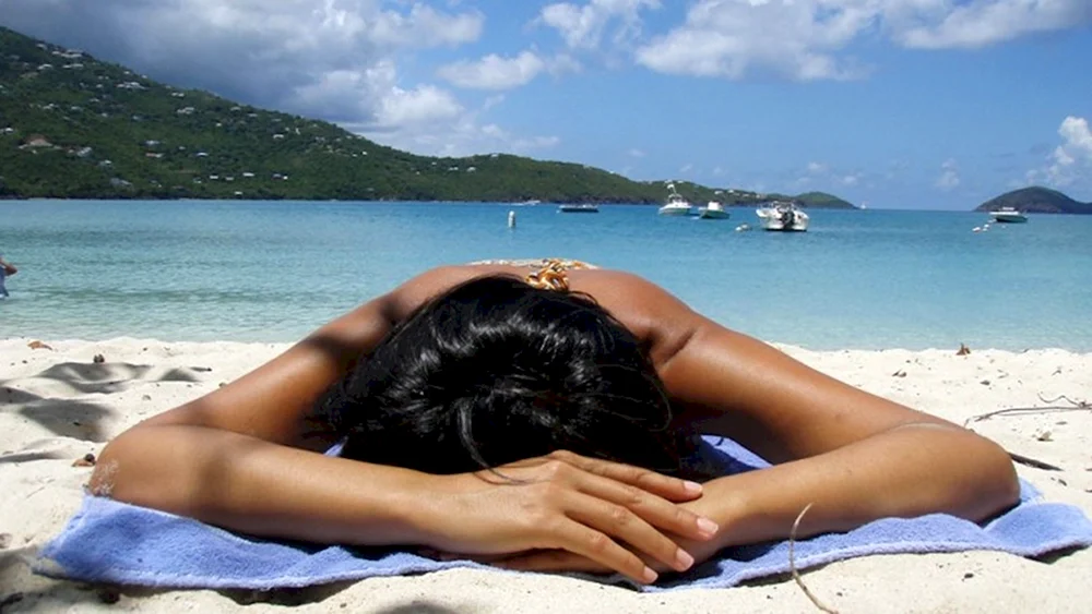 Brunette am Meer