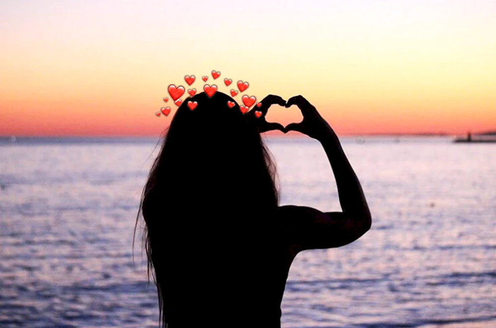 Brunette am Meer mit Rückseiten