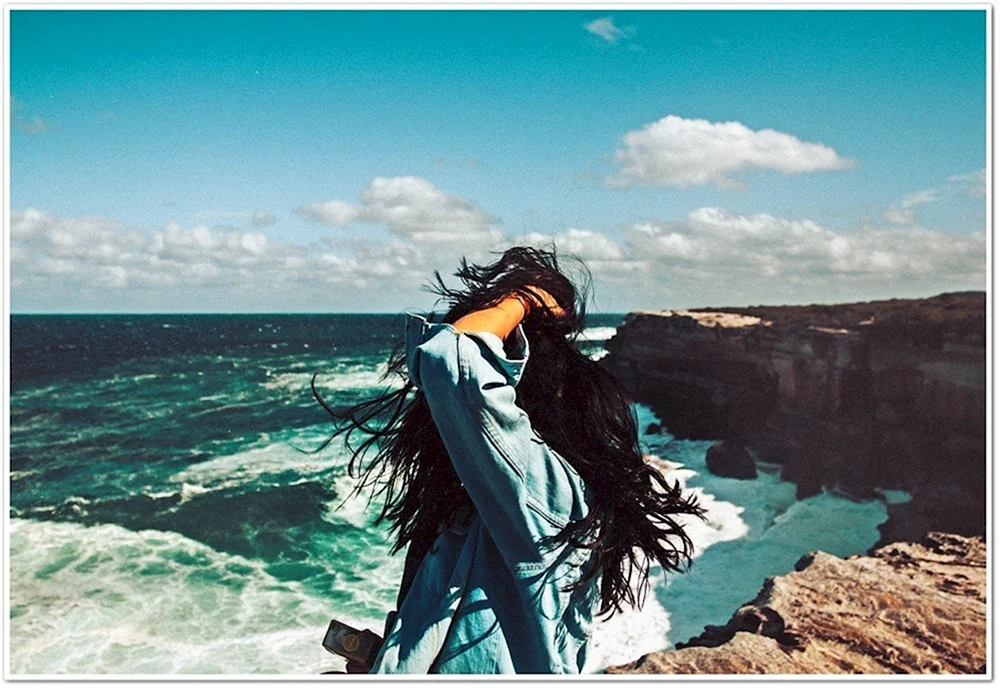 Brunette am Meer von hinten