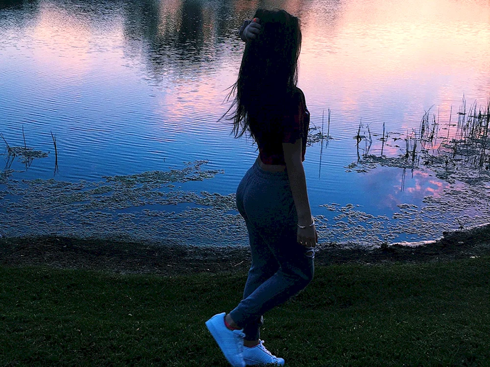 Brunette am See