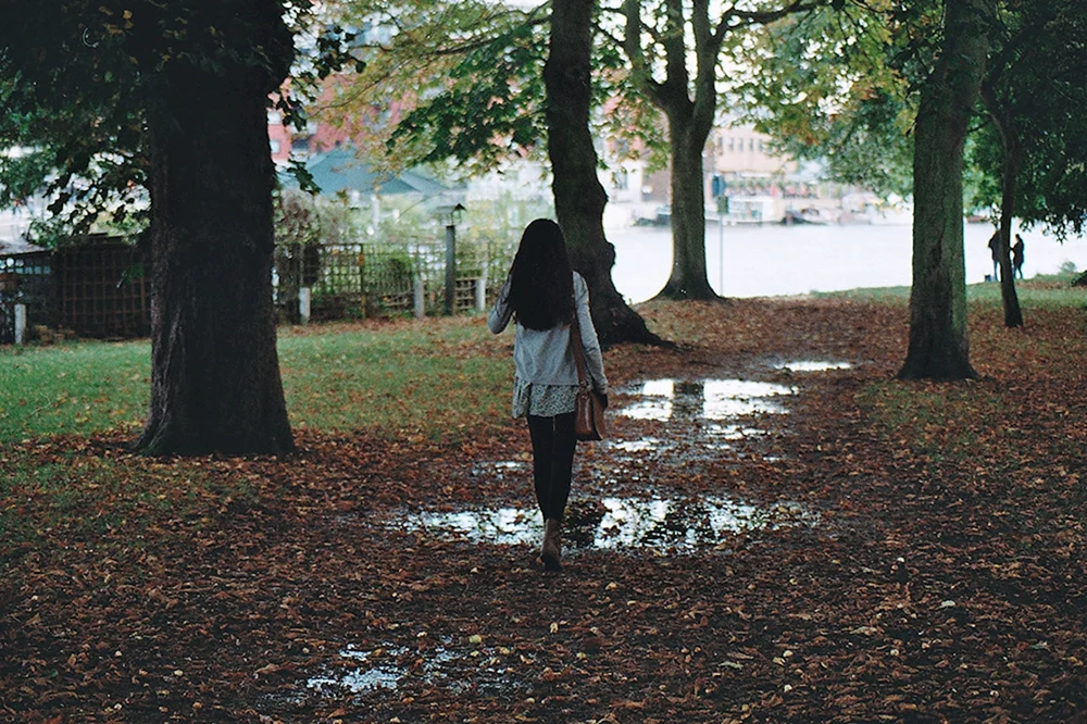 Brunette im Herbst