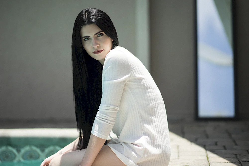 Brunette mit heller Haut