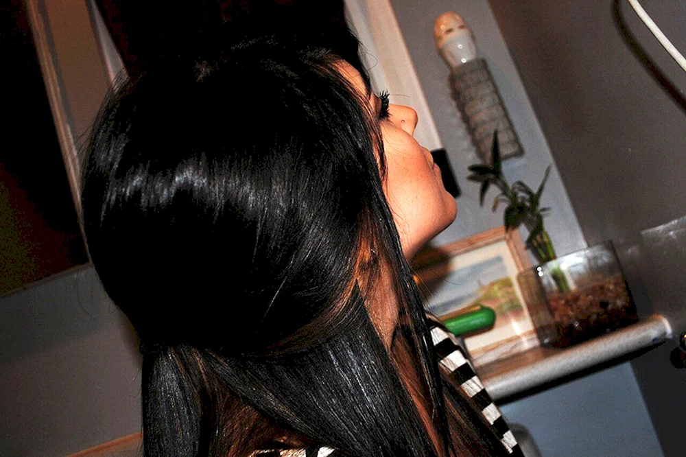 Brunetten mit langen Haaren von der Seite