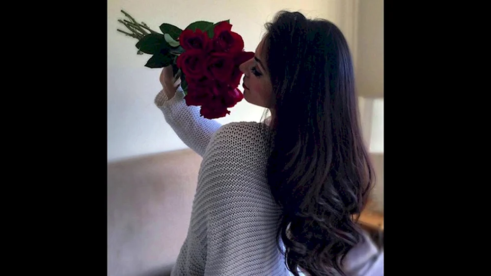 Brunette mit einem Blumenstrauß