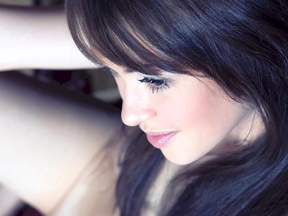 Brunette mit Pony