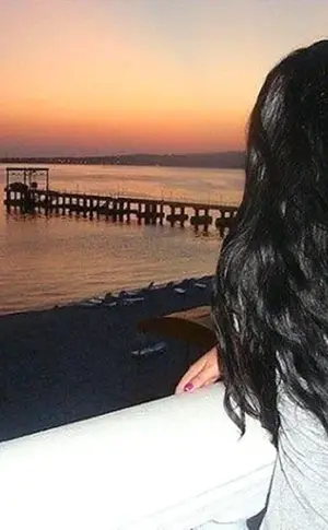 Brünette mit langen Haaren am Meer
