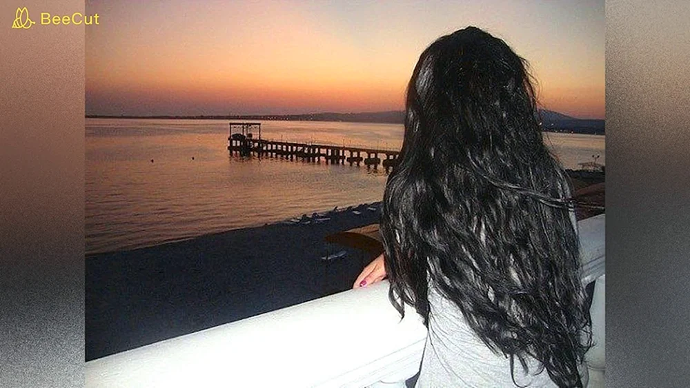 Brunette mit langen Haaren am Meer