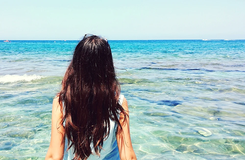 Brunette mit langen Haaren am Meer