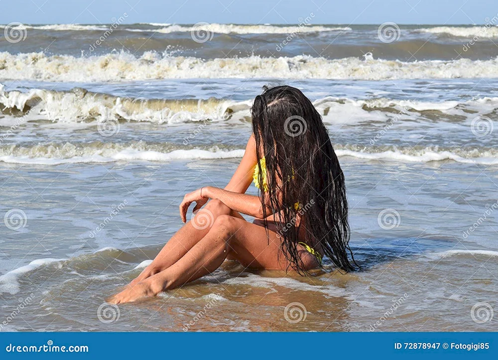 Brunette mit langen Haaren am Strand