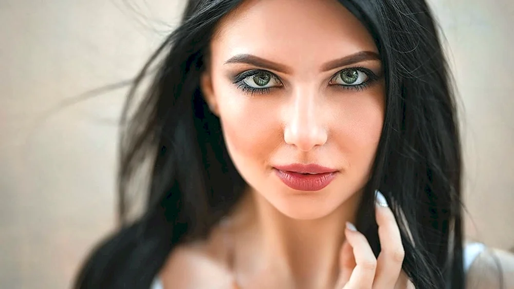 Brunette mit blauen Augen