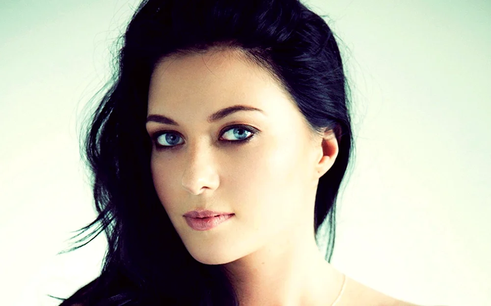 Brunette mit blauen Augen