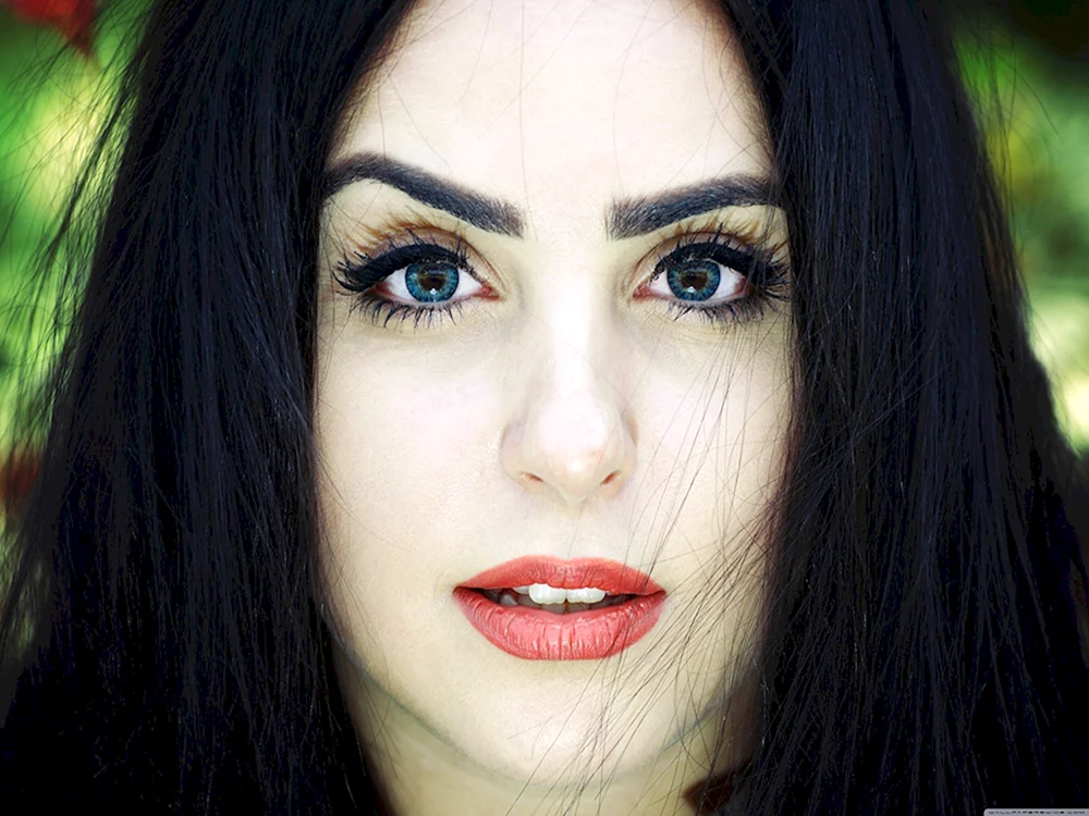 Brunette mit blauen Augen