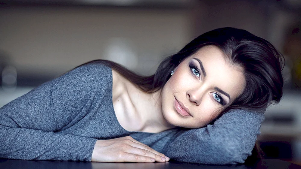 Brunette mit blauen Augen