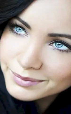Brünette mit blauen Augen