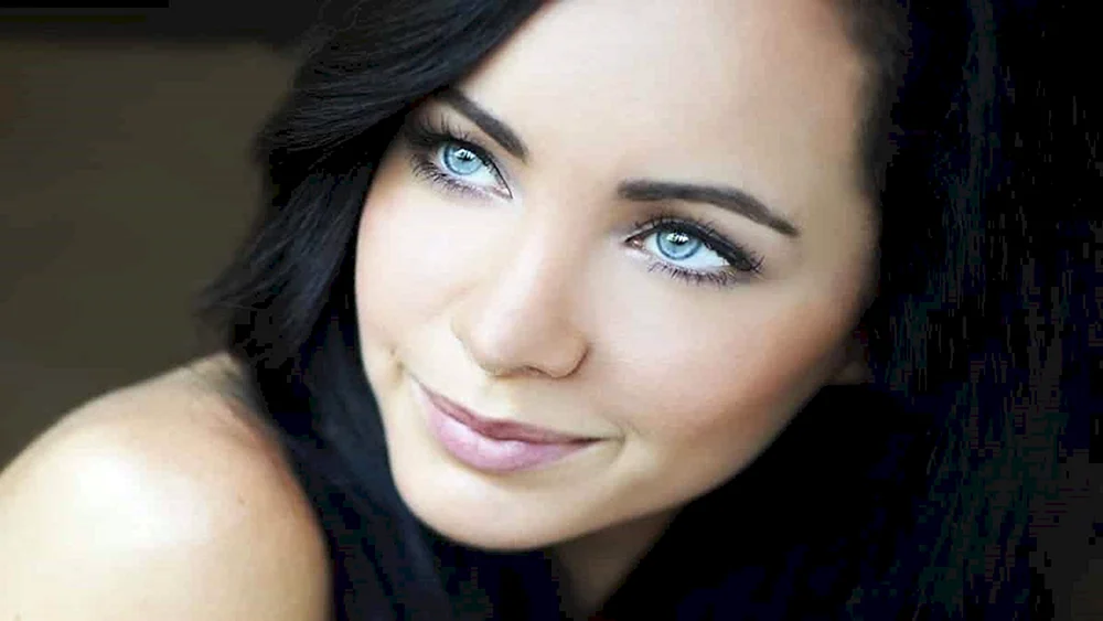 Brünette mit blauen Augen