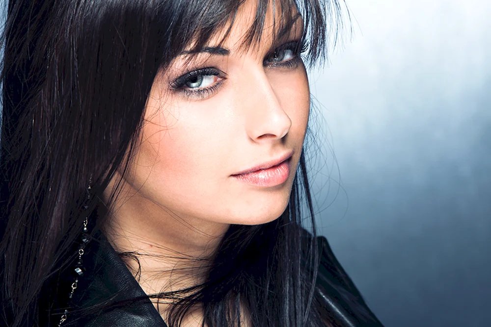 Braune Haare mit blauen Augen