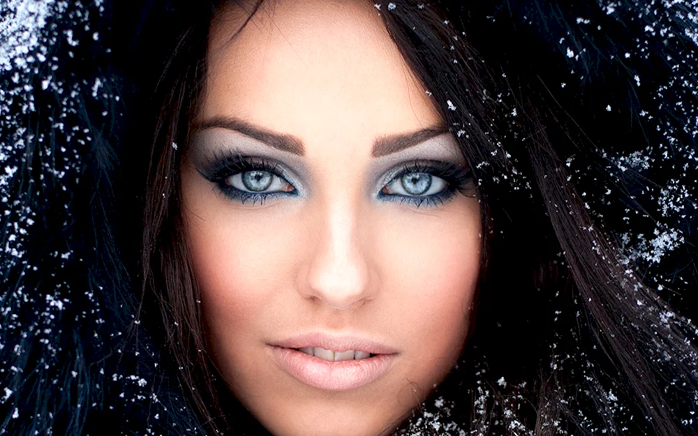 Braunäugige Brünette mit blauen Augen