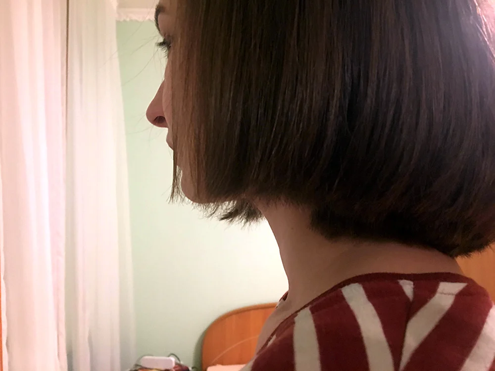 Brunette mit Bob mit Rücken