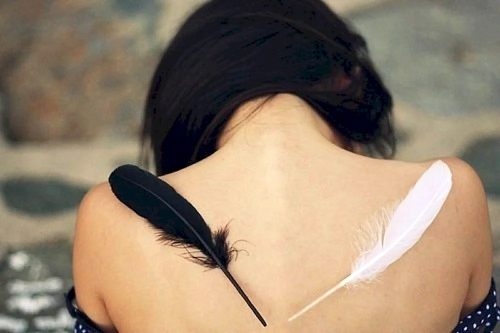 Mädchen mit brünettem kurzem Haar