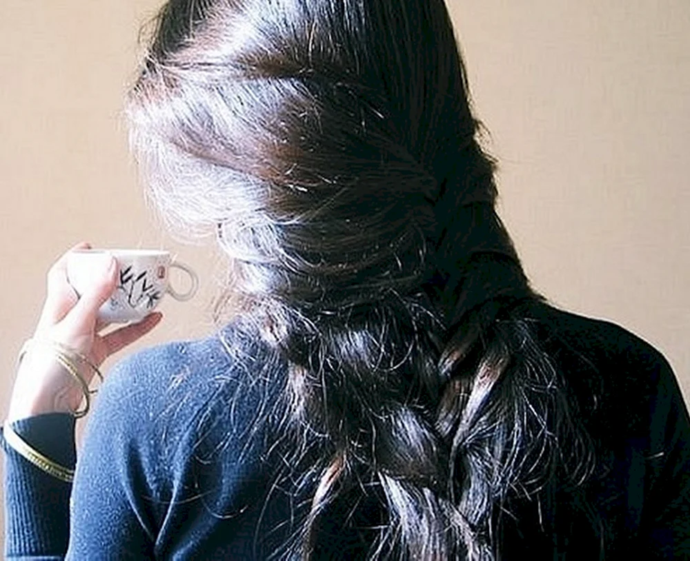 Brunette mit hinteren Zöpfen
