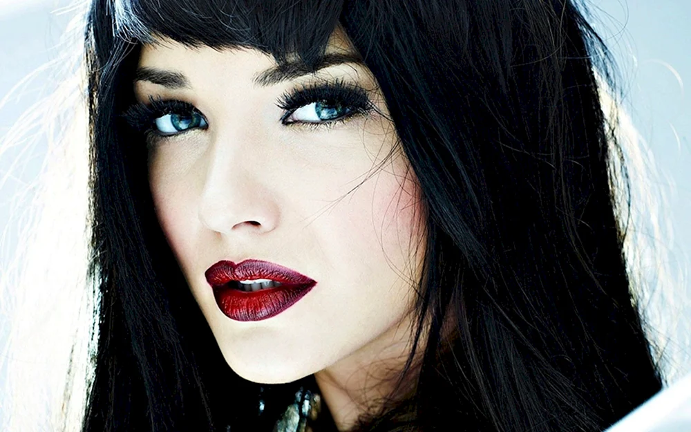Brunette Mädchen blauäugig
