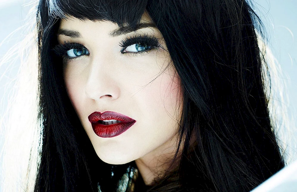 Brunette mit blauen Augen
