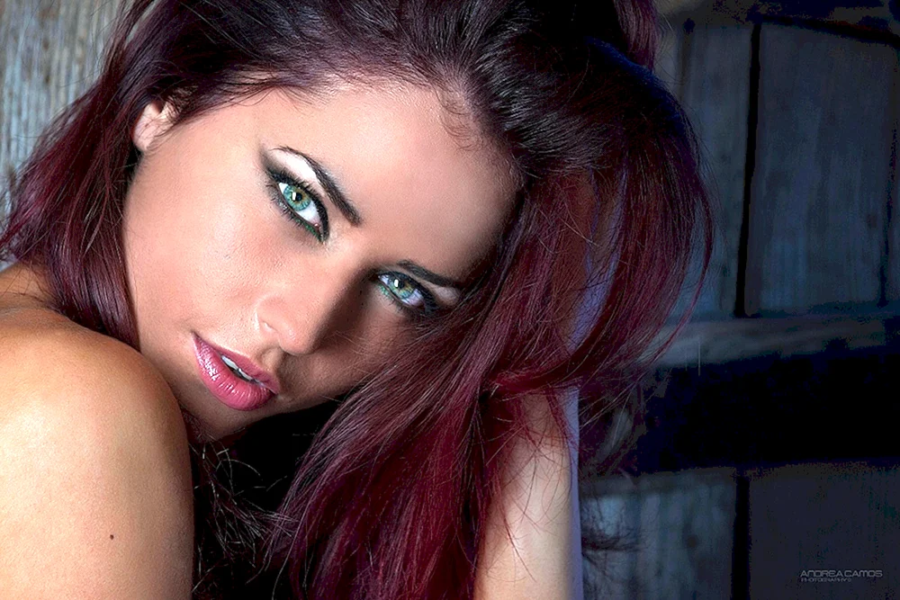 Brunette mit schmachtendem Blick