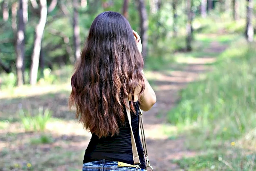 Mädchen mit langen schwarzen Haaren