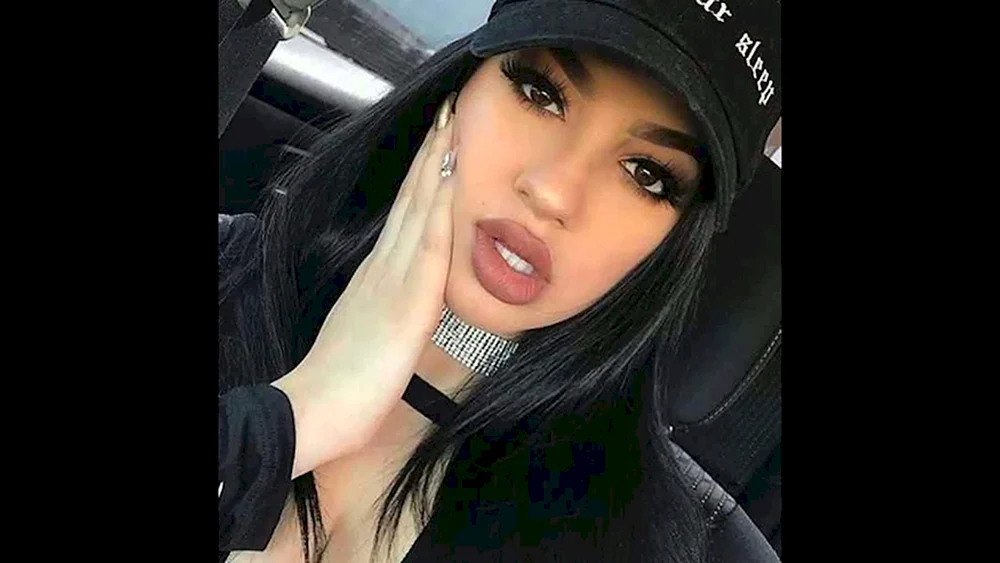 Brunette mit Baseballkappe