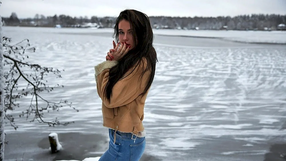 Brunette im Winter