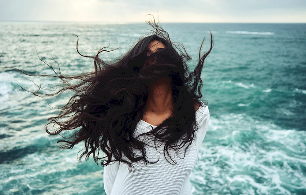 Mädchen mit gewelltem Haar von hinten