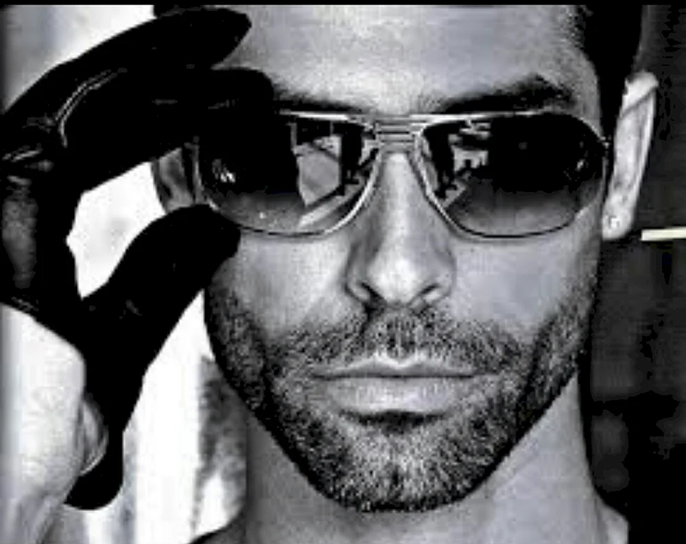 Brutaler Mann mit Brille