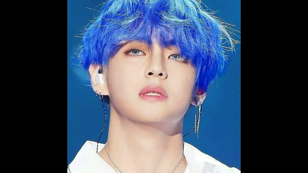 BTS vi mit blauem Haar