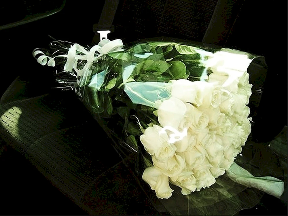 Blumenstrauß auf der Motorhaube des Autos