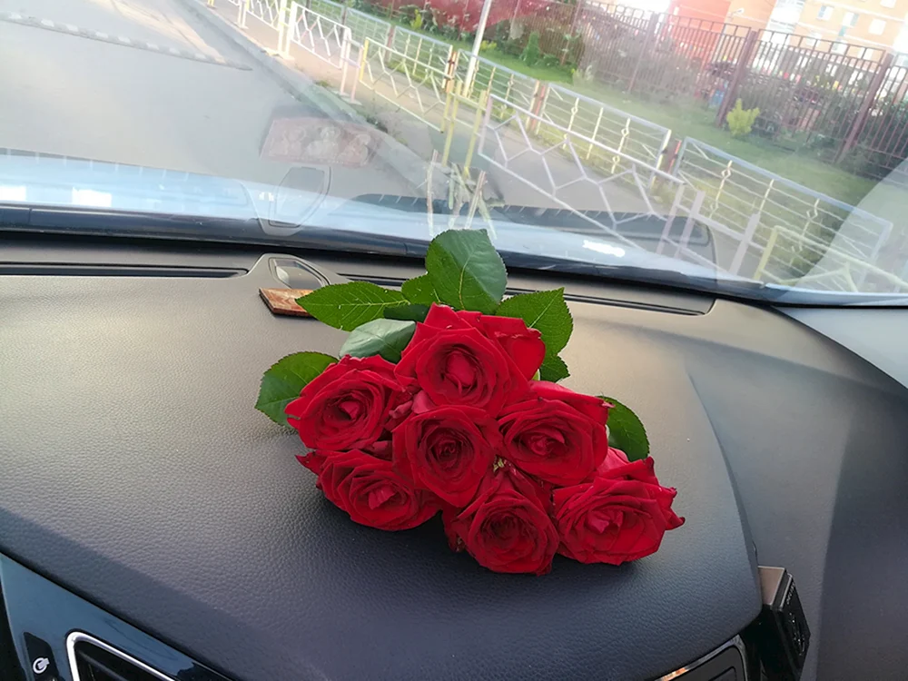 Ein Rosenstrauß im Auto