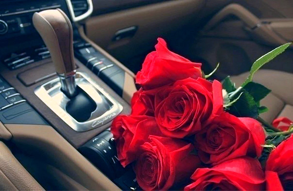 Ein Rosenstrauß im Auto