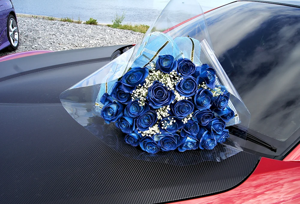 Blumen auf der Motorhaube des Autos