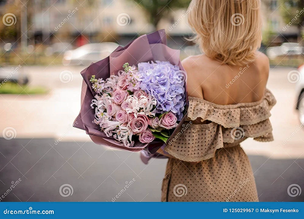 Blondine mit Blumen von hinten