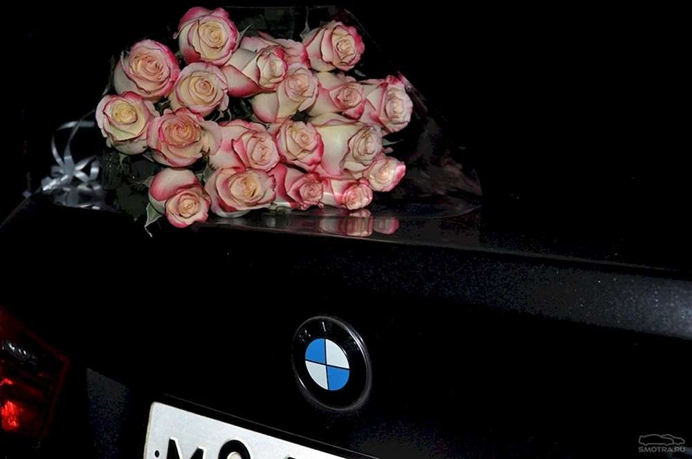Ein Blumenstrauß im Auto