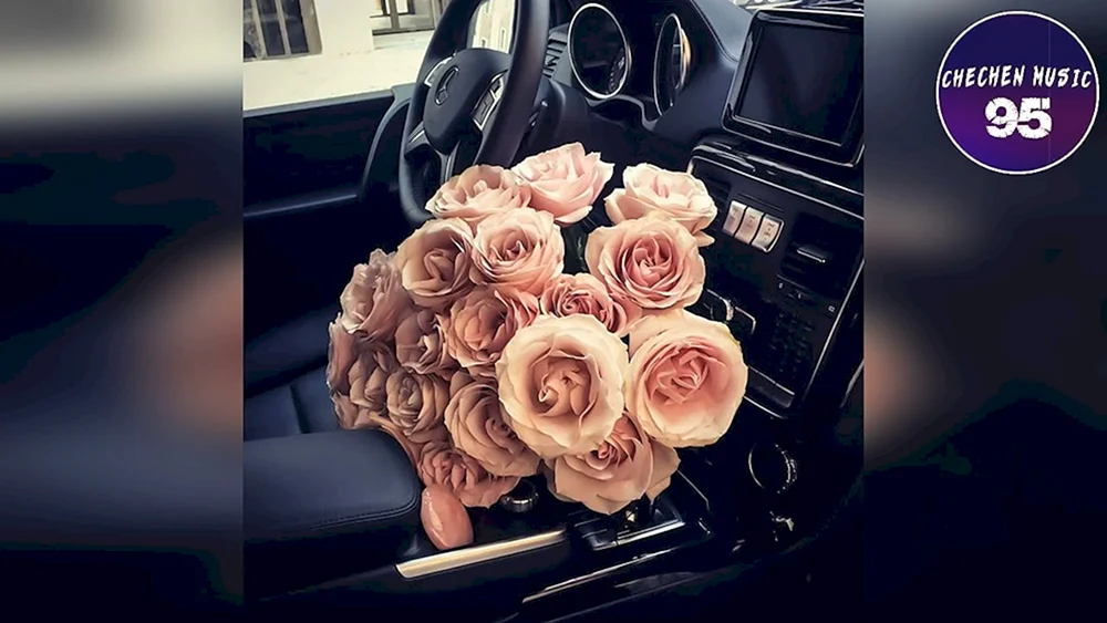 Ein Blumenstrauß im Auto