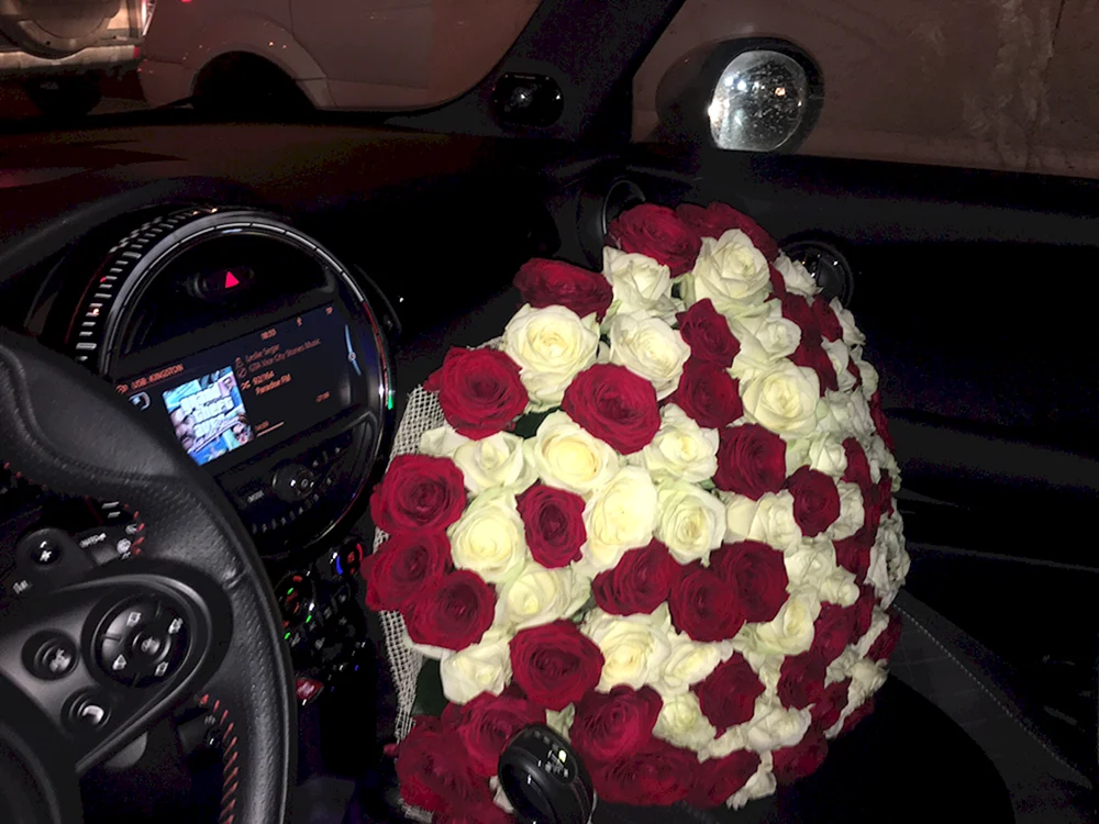 Ein Blumenstrauß im Auto. Auto