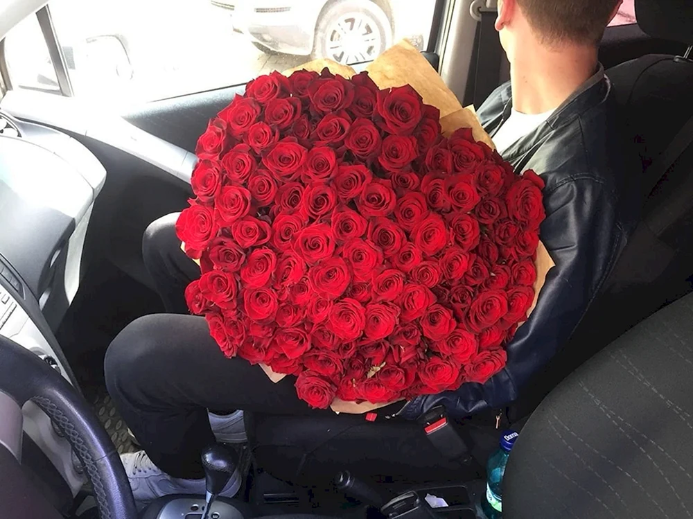Ein Blumenstrauß auf der Motorhaube des Autos